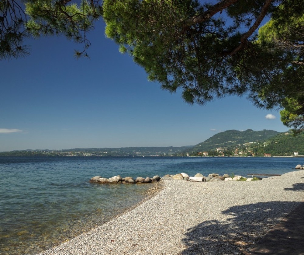 Spiaggia di ciottoli e acqua limpida a Toscolano Maderno