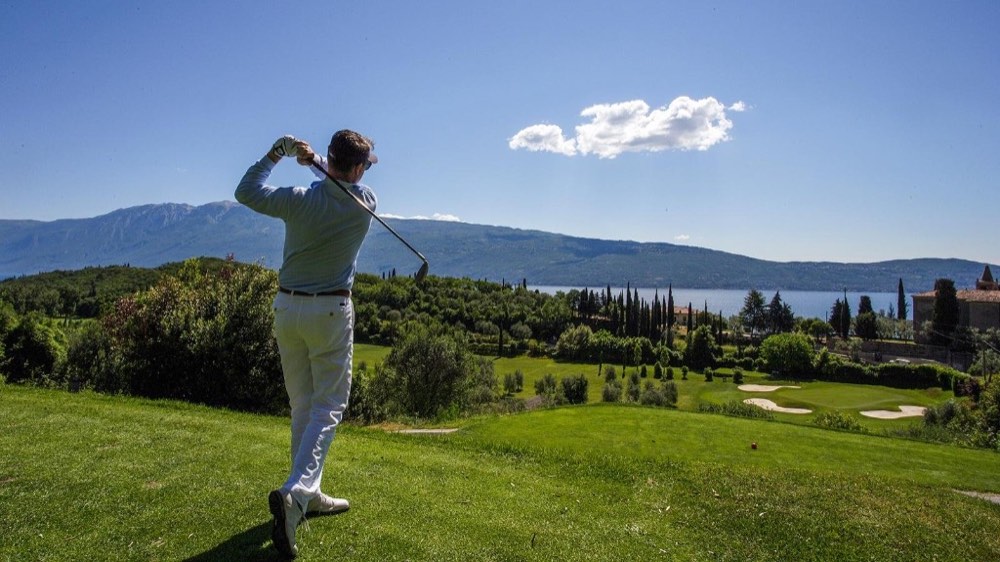 Giocatore al Golf Bogliaco con vista sul Lago di Garda