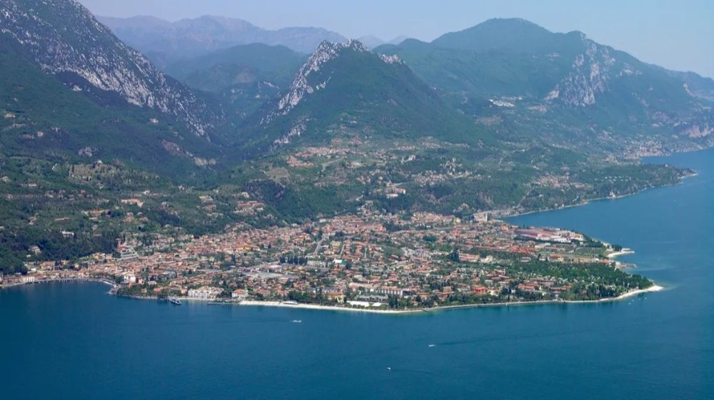 Veduta aerea di Toscolano Maderno sul Lago di Garda