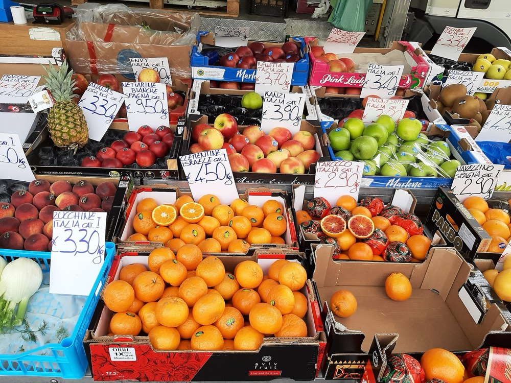 Banchi di frutta e verdura al mercato all’aperto