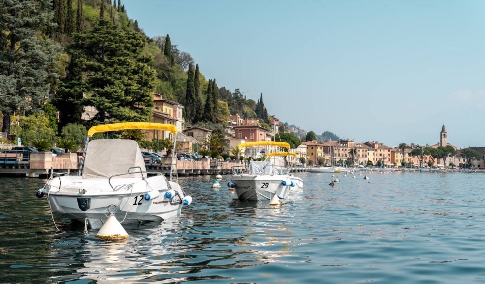 Barche a noleggio al porto di Maderno sul Lago di Garda